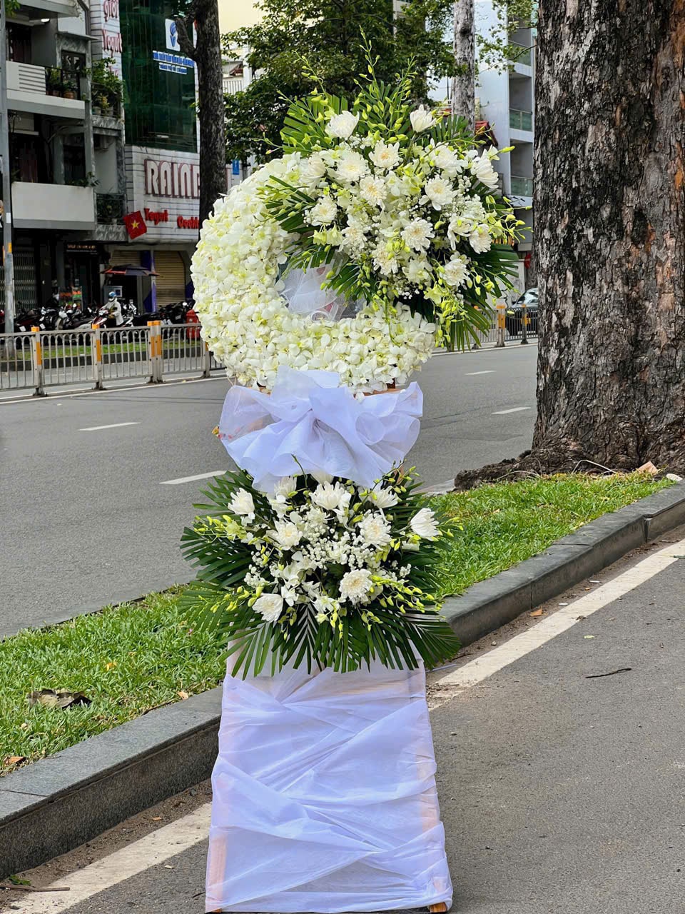 Kệ hoa chia buồn 1002